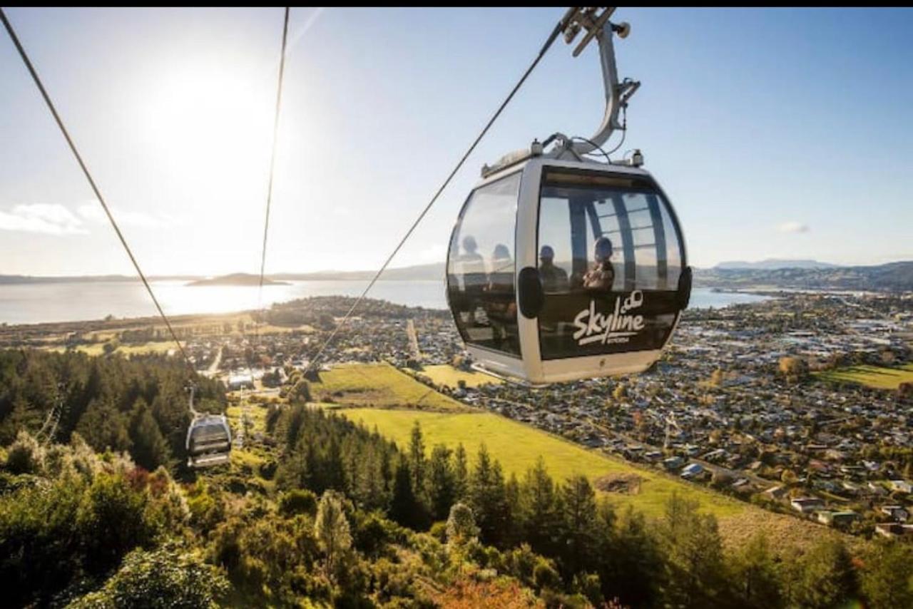 Skyline Mountain View Lodge Up To 16 People โรโตรัว ภายนอก รูปภาพ