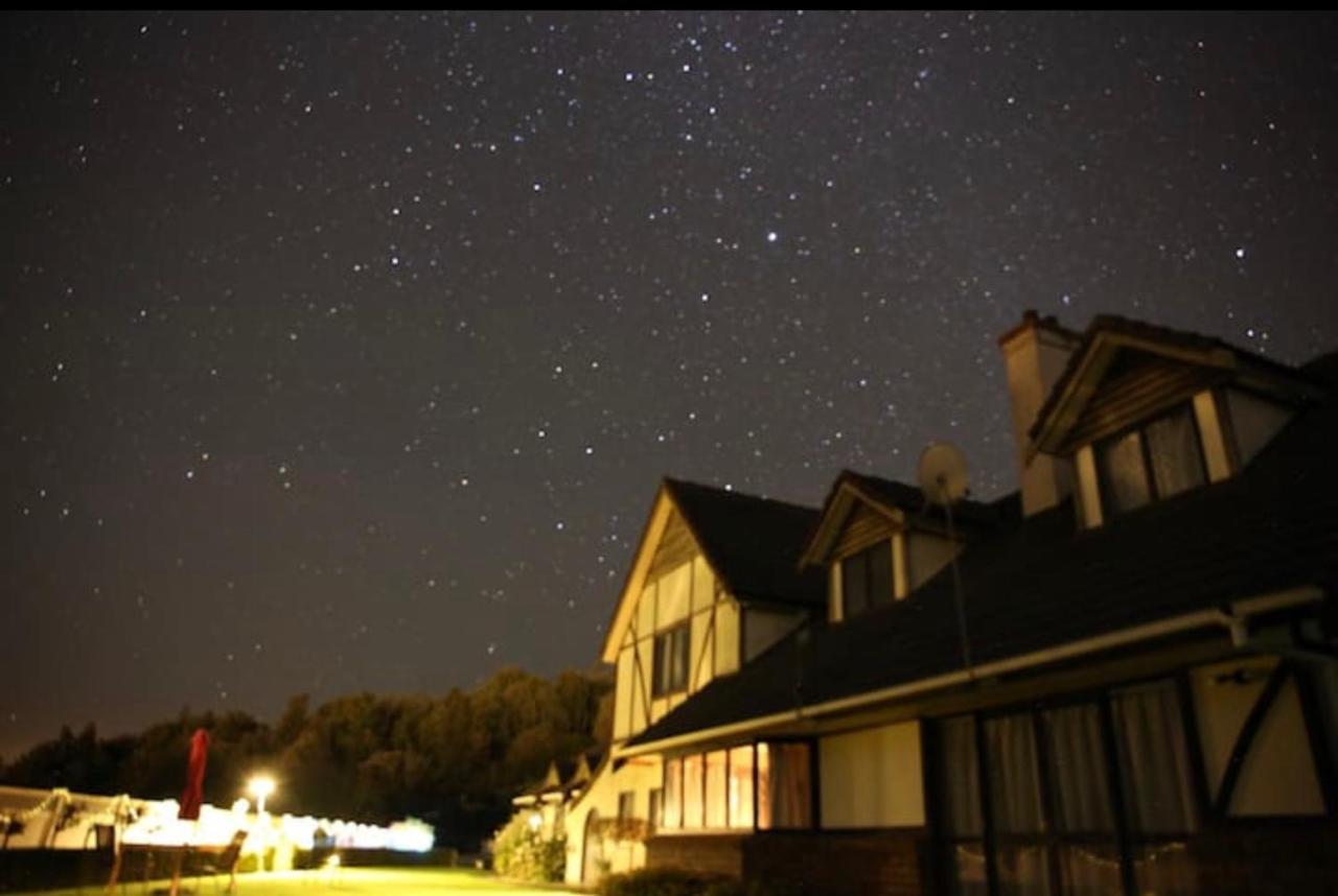 Skyline Mountain View Lodge Up To 16 People โรโตรัว ภายนอก รูปภาพ
