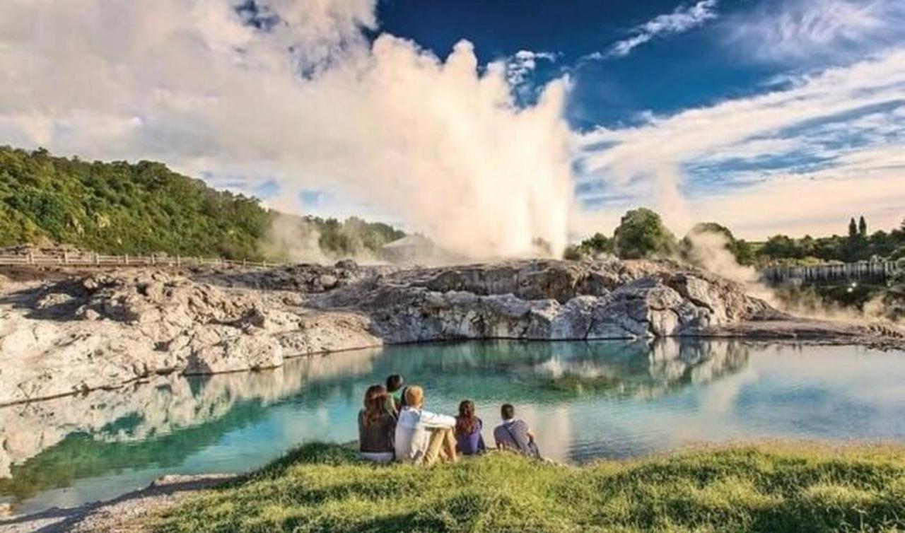 Skyline Mountain View Lodge Up To 16 People โรโตรัว ภายนอก รูปภาพ